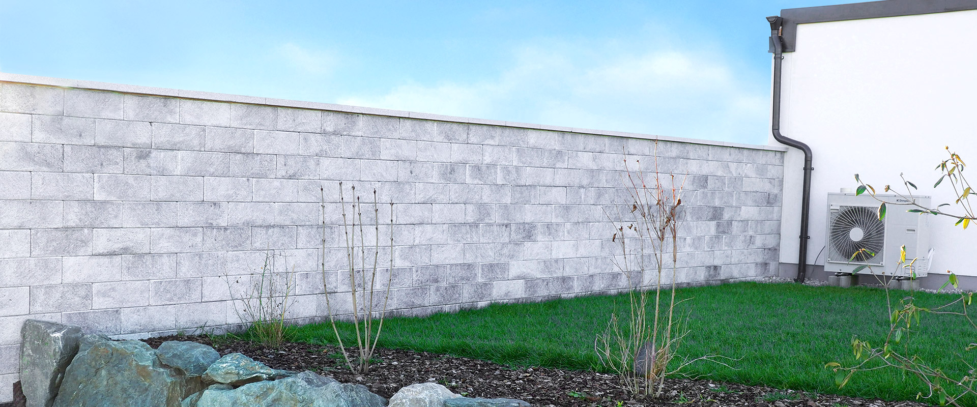 Freistehende Mauer mit Stackton Mauersteinen in Silbergrau