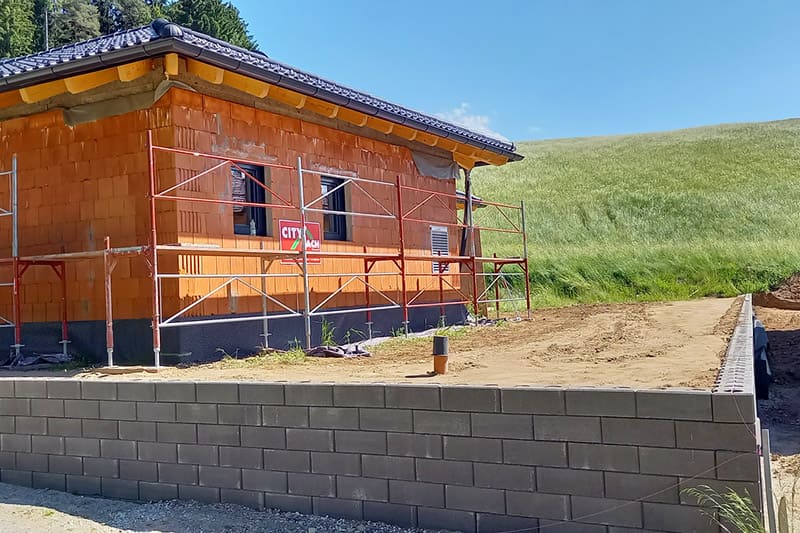 54 m2 Stackton Stützmauer als Gartenhangsicherung in Funktionsgrau mit steinglatter Oberfläche in Ebenthal