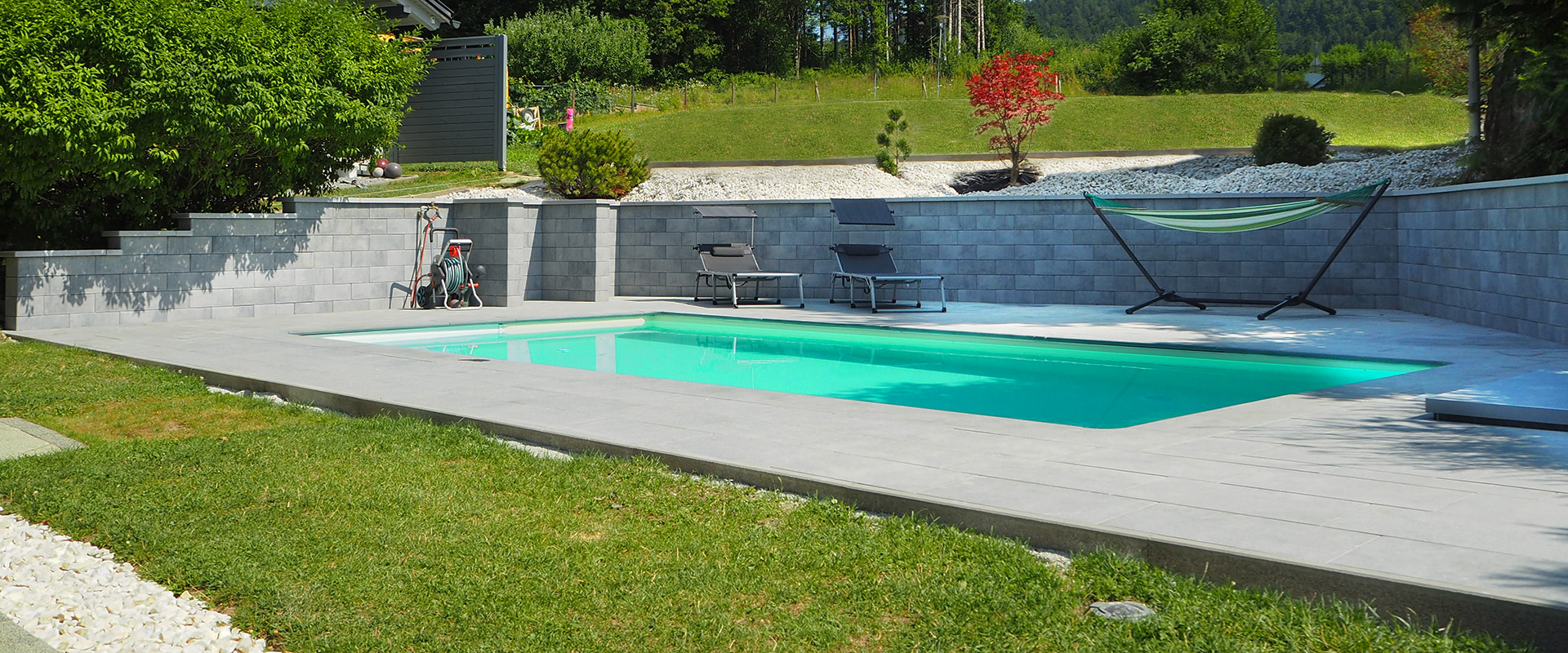 Stackton Stützmauer für eine Hangsicherung in einem Garten mit Pool