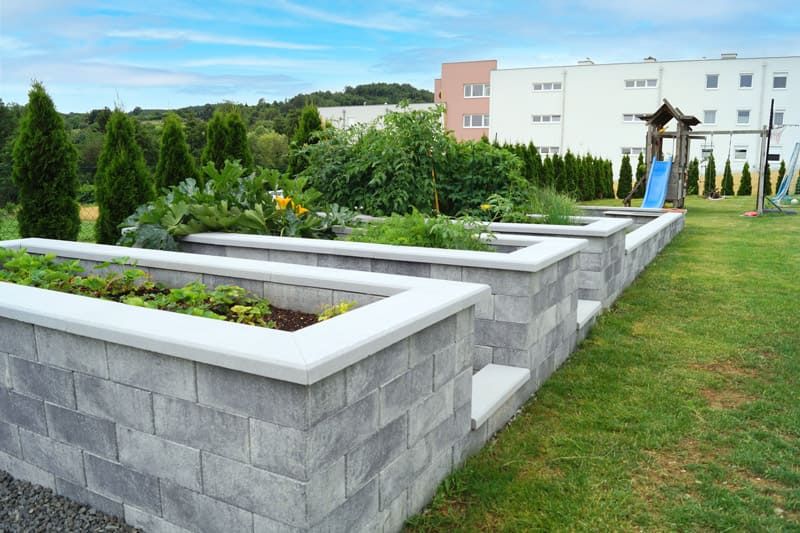 3 Stackton Hochbeete in Silbergrau steinglatt mit hellen Abdeckplatten